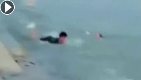 بالفيديو.. موقف بطولي من شاب صيني ينقذ طفلة من الغرق