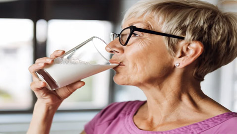 4 عادات شرب للوقاية من شيخوخة العظام والحفاظ على صحتهم