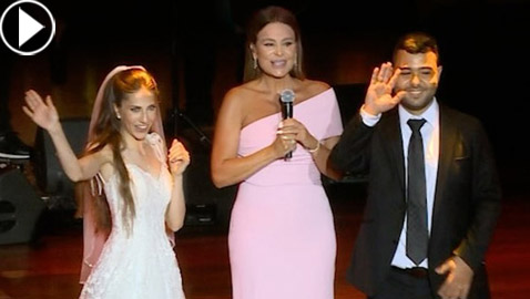 فيديو طريف: عروسان يفاجئان كارول سماحة على المسرح في حفلها الأخير