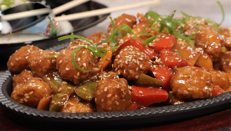 إليكم طريقة تحضير وصفة الدجاج الصيني بالخضار والسمسم الشهية