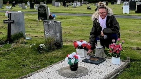 اكتشفت امرأة بريطانية، بأنها تزور قبراً غير قبر والدها لمدة تزيد عن أكثر من أربعين عاماً، مما أصابها بالصدمة والإحباط.