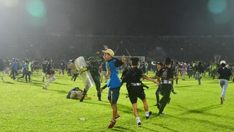 بعد وفاة 125 مشجعاً.. رئيس إندونيسيا يأمر بإيقاف الدوري