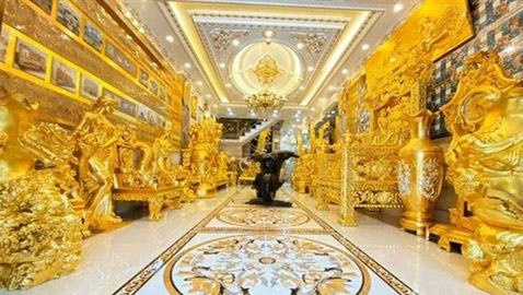 صور : رجل أعمال فيتنامي يبني منزلاً من الذهب لجذب السياح