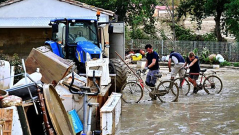 جرفتهم المياه والانهيارات.. قتيلة و11 مفقوداً في إيطاليا