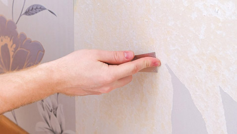 هذه أفضل الطرق لإزالة ورق الجدران القديم