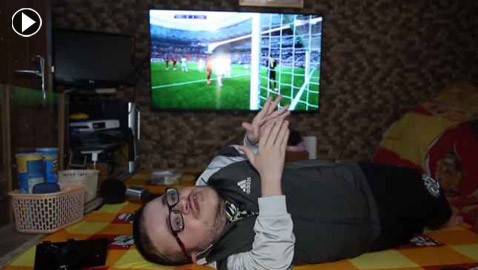 فيديو وصور: أردني من ذوي الاحتياجات الخاصة يبدع بتحليل مباريات كرة القدم ويصبح نجمًا