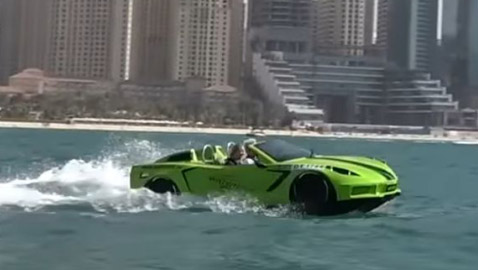 شاهد.. سيارة فارهة تشق طريقها على سطح الماء في دبي
