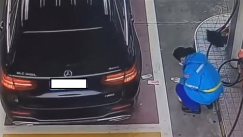 فيديو: بكاء عاملة صينية رمى لها سائق السيارة النقود على الارض ليهينها!