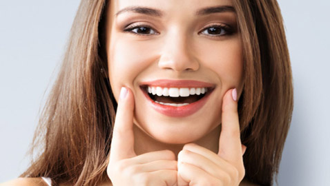 إليكم 5 طرق مدهشة لابتسامة هوليوودية دون تبييض الأسنان