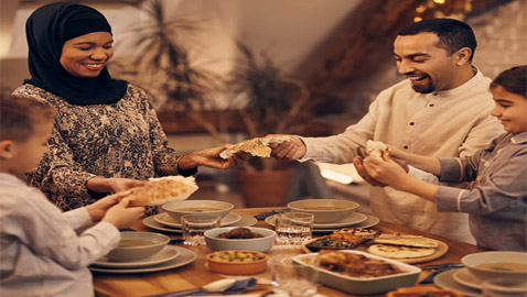 خلال رمضان.. 6 عادات يجب عليك الحذر منها حول مائدة الطعام
