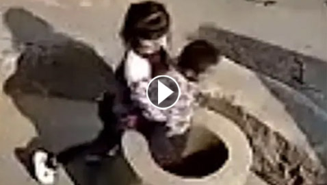 فيديو صادم: طفلة صينية تتسلى بإلقاء طفل صغير في بئر عميقة!