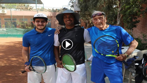 حكاية لبناني تسعيني يلعب التنس بمهارة ويعلم فنونه لأحفاده