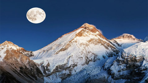 لماذا يصدر جبل إيفرست أصوات مرعبة في الليل؟