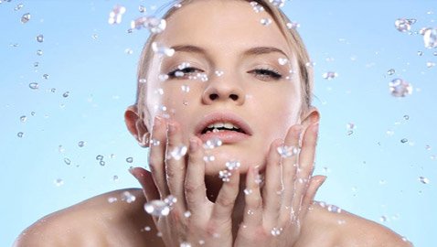 إليك كيفية إزالة الزيت من الوجه بسهولة لبشرة دهنية نظيفة وصحية