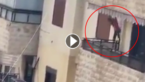 فيديو يقطع الأنفاس.. طفل يسقط من الطابق الثالث وينجو!