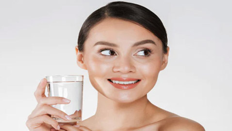 هل يُساعد شرب الماء بكثرة على ترطيب البشرة بشكل أفضل؟