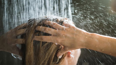 حقيقة أم وهم: هل يقوم الماء البارد بجعل الشعر أكثر لمعانا؟