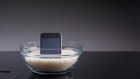 آبل تحذر: لا تضع هاتفك في الأرز !