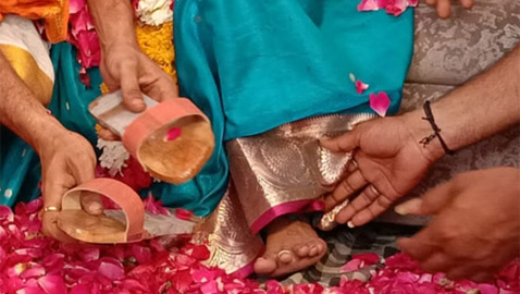 اتباعاً لتقاليد دينية قديمة.. رجل هندي يهدي والدته حذاء مصنوعاً من جلده! 