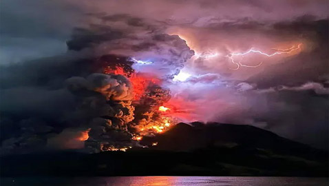 بالصور.. بركان ثائر في إندونيسيا يهجر سكان جزيرة بأكملها