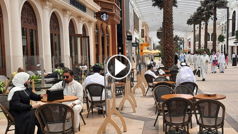 بسعر خيالي.. مطعم كويتي يقدم وجبة طعام مطلية بالذهب (فيديو)