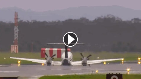 فيديو لطائرة تهبط من دون عجلات.. حلقت 3 ساعات لتتخلص من الوقود