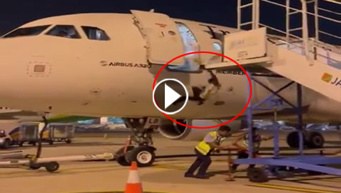 سقوط مروع لموظف من طائرة ركاب بسبب خطأ في التقدير (فيديو)